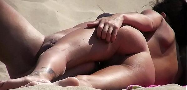  Spying nudists on rhe beach